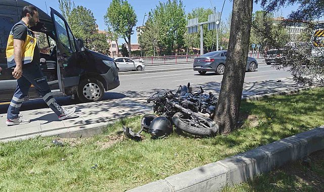 Motosiklet servise çarptı: 2 yaralı