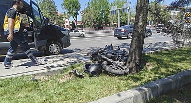Motosiklet servise çarptı: 2 yaralı