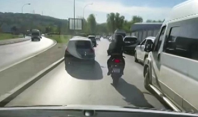 Motosiklet sürücüsü ambulansın yolunu böyle açtı