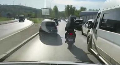 Motosiklet sürücüsü ambulansın yolunu böyle açtı