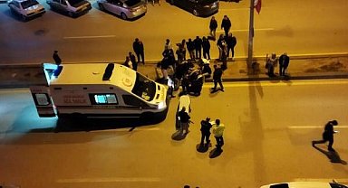 Motosiklet yolun karşısına geçen yayaya çarptı: 2 yaralı