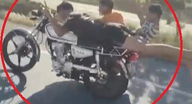 Motosikleti üzerine yatarak sürdü, yanındaki 2 kişinin de canını hiçe saydı