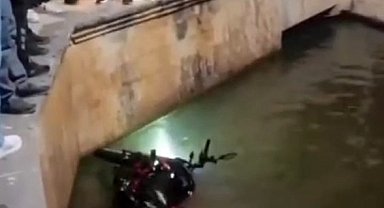 Motosikletiyle birlikte Balıklıgöl'e düştü