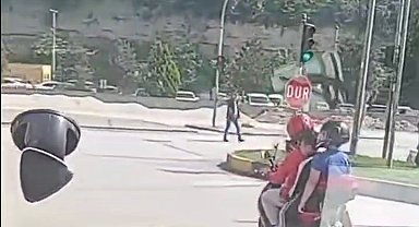 Motosiklette 4 kişilik tehlikeli yolculuk kamerada