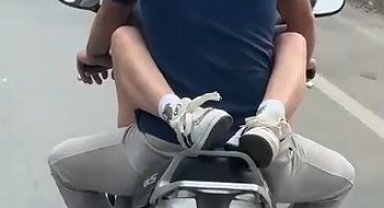 Motosiklette kucağında yolcu taşıyan sürünce 32 bin TL ceza