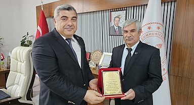Müdür Sünnetci'den emekli eğitimciye anlamlı plaket