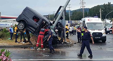 Muğla'da trafik kazası: Araç direğe çarpıp havada asılı kaldı
