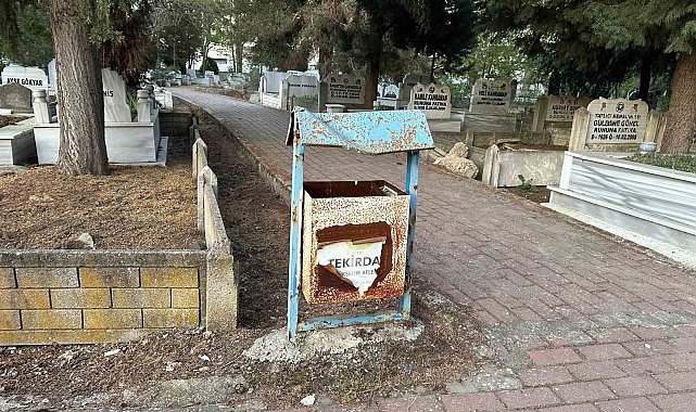 Muratlı Mezarlığı'ndaki çöp kovaları yenilenmeyi bekliyor