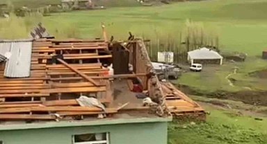Muş'ta fırtına evlerin çatılarını uçurdu