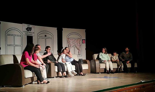Mut'ta "Gülelim Güldürelim" Tiyatro oyunu büyük beğeni topladı