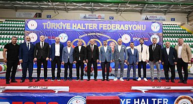 Naim Süleymanoğlu Spor Kompleksi'nde halter rüzgarı