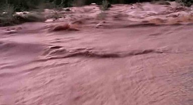 Nallıhan'da etkili olan sağanak sele neden oldu