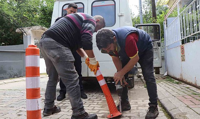Nazilli'de izinsiz asılan tabela ve dubalar söküldü
