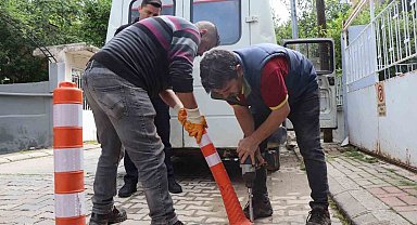 Nazilli'de izinsiz asılan tabela ve dubalar söküldü