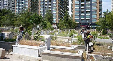 Niğde Belediyesi'nden bayram öncesi mezarlık temizliği ve bakımı