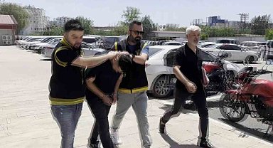 O anlar kamerada: Mezarlığa gelenlerin araçlarını soyan hırsız böyle yakalandı