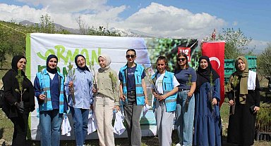 Öğrenciler fidan dikip ormanda çöp temizliği yaptı