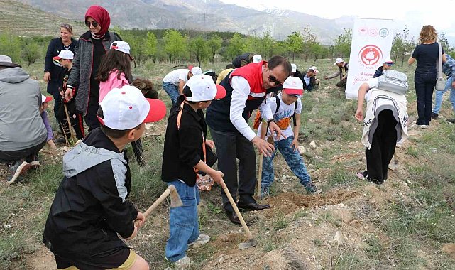 Öğrenciler fidanları toprakla buluşturdu