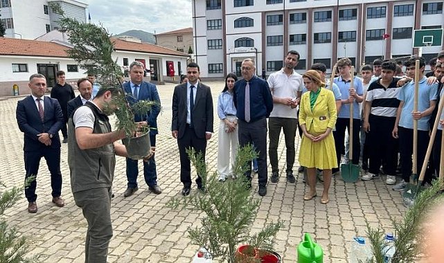 Öğrenciler gelecekleri için fidan diktiler