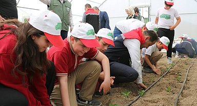 Öğrenciler seracılık, bahçecilik ve tarım uygulamalarıyla üretim sürecini yerinde öğreniyor