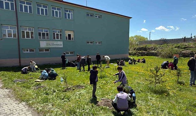 Öğrencilerden Fidan Dikimi Etkinliği