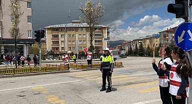 Öğrencilerden trafikte farkındalık uygulaması