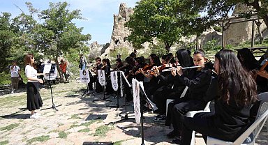 Öğrencilerden turistlere konser