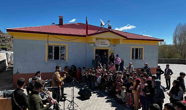 Öğretmenlerden müzikli dokunuş