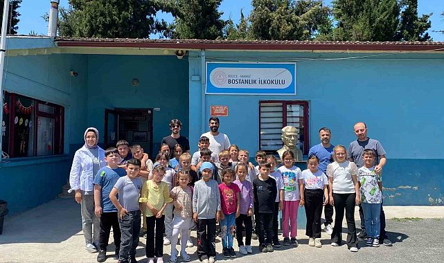 Okul bahçesinde geleneksel oyunları oynadılar