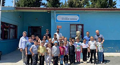 Okul bahçesinde geleneksel oyunları oynadılar