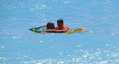 Ölüdeniz'de plajlarda sezon hareketliliği başladı