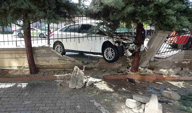 Önce otomobile sonra duvara çarpan araç alev aldı