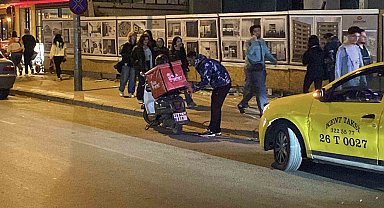 Önündeki araca arkadan çarpan motosikletli kurye yaralandı