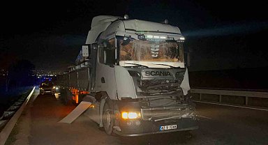 Önündeki tıra çarpan demir yüklü tırın sürücüsü yaralandı