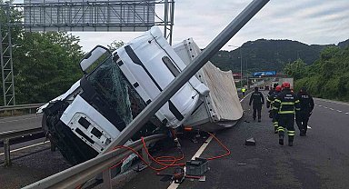 Ordu'da çay yüklü tır devrildi: Sürücü kolu koptu