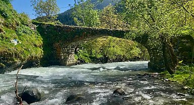 Orta Çağ'dan kalma taş köprü görenleri kendine hayran bırakıyor