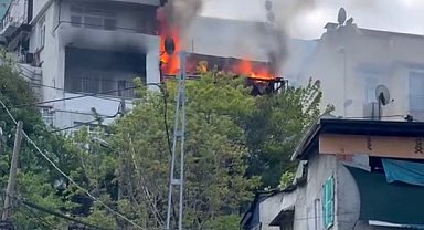 Ortaköy'de ahşap bina alevlere teslim oldu