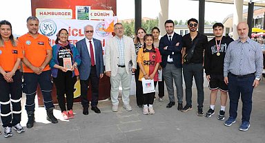 Oryantiring yarışmasına katılanlara tatlı ikram edildi