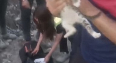 Osmaniye'de inşaat alanında bulunan kuyuya düşen yavru kedi kurtarıldı