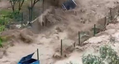 Osmaniye'de onlarca araç sel sularına kapıldı