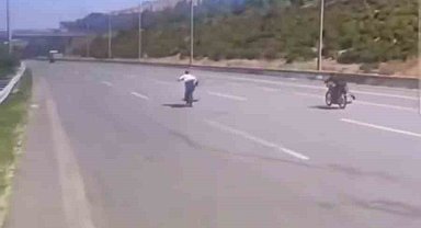 Otobanda motorun üzerine uzanarak ölüme yarış pahalıya patladı
