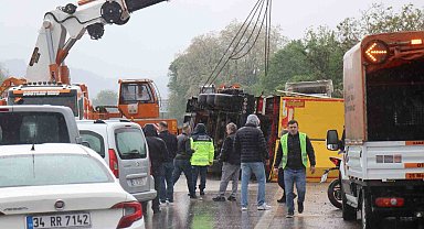 Otobanda tır devrildi, sürücüler kontak kapattı: Kaza anı kamerada