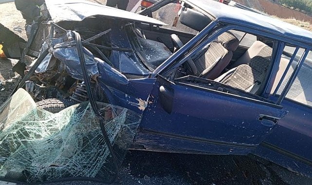Otomobil bariyerlere çarparak hurdaya döndü: 1 yaralı