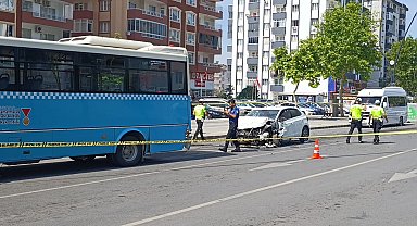 Otomobil halk otobüsüne çarptı: 9 yaralı