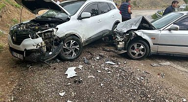 Otomobil ile cip kafa kafaya çarpıştı: 3 yaralı