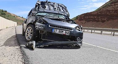 Otomobil istinat duvarına çarptı: 3 yaralı