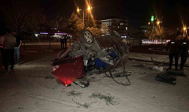 Otomobil kamyona çarpıp bahçeye uçtu: 2 yaralı