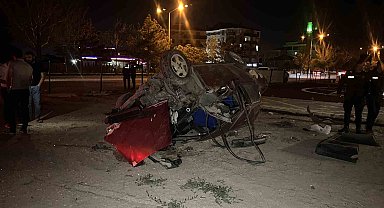 Otomobil kamyona çarpıp bahçeye uçtu: 2 yaralı