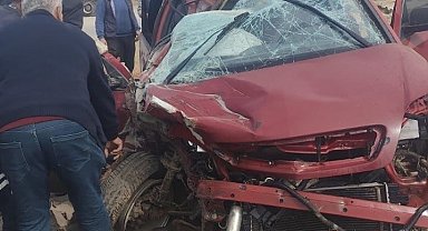 Otomobil, kamyonla çarpıştı 14 yaşındaki sürücü hayatını kaybetti