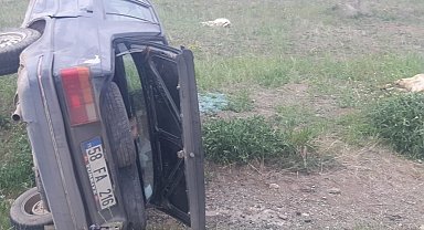 Otomobil koyun sürüsüne çarptı: 2 kişi yaralandı, 3 koyun telef oldu